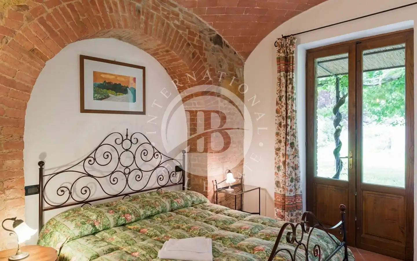 Splendida Tenuta Vitivinicola Con Agriturismo A Montepulciano