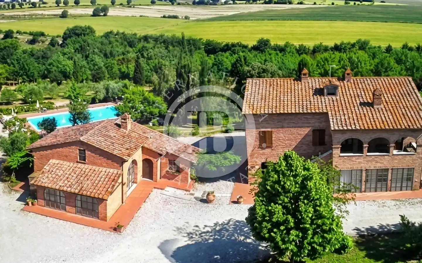 Splendida Tenuta Vitivinicola Con Agriturismo A Montepulciano
