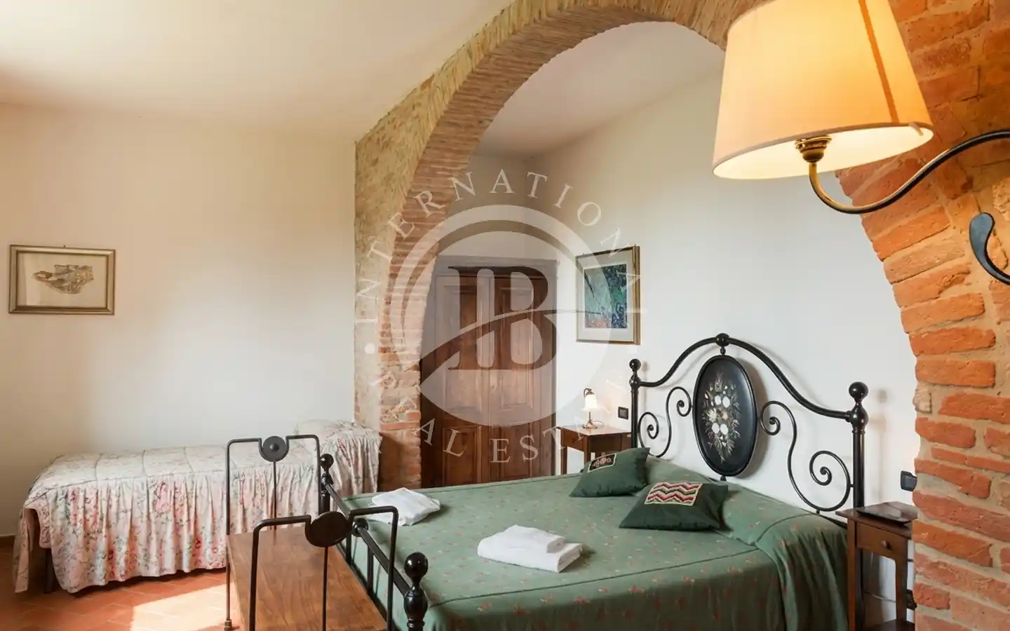 Splendida Tenuta Vitivinicola Con Agriturismo A Montepulciano