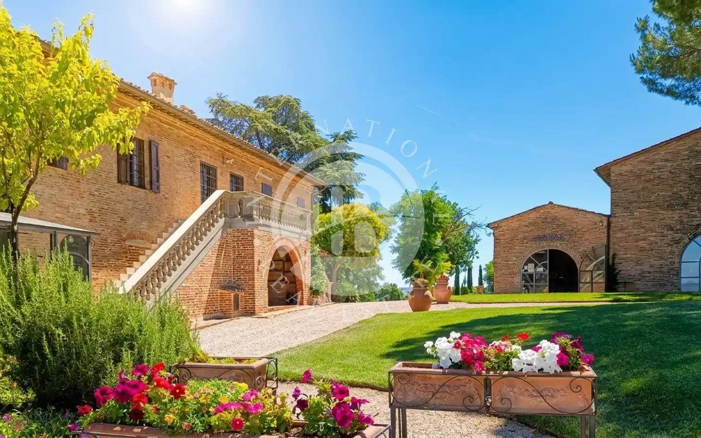Splendida Tenuta Vitivinicola Con Agriturismo A Montepulciano