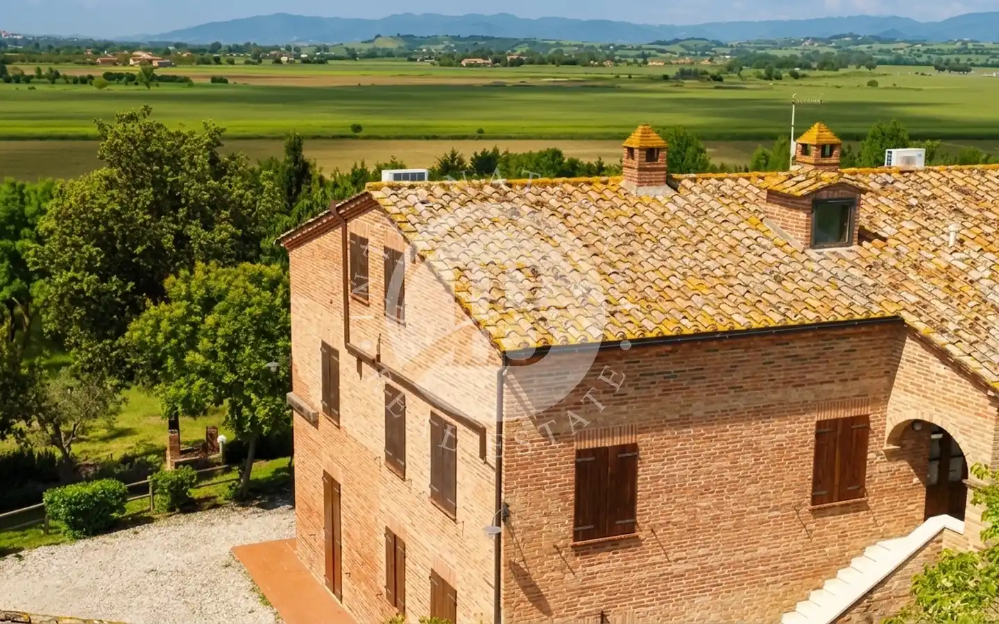 Splendida Tenuta Vitivinicola Con Agriturismo A Montepulciano