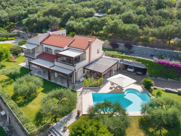 IB 870 Villa ristrutturata con piscina a Toirano