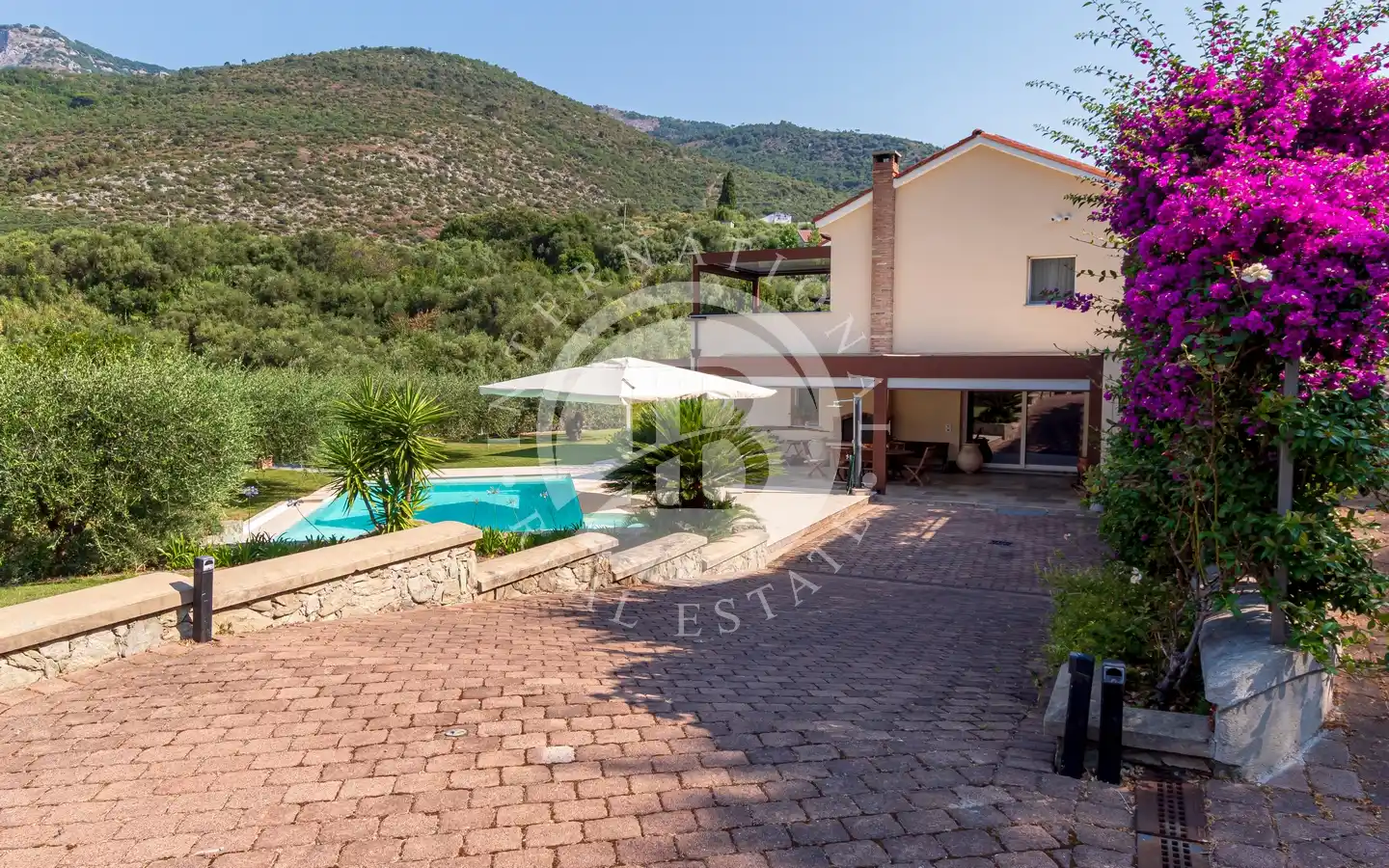 Villa Ristrutturata In Classe A4 Con Domotica, Piscina E Garage A Pochi Km Dal Mare