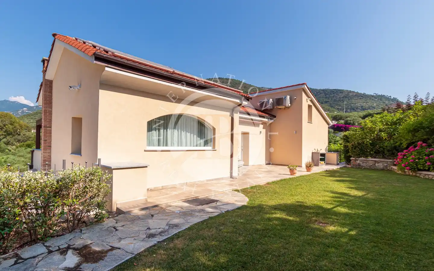 Villa Ristrutturata In Classe A4 Con Domotica, Piscina E Garage A Pochi Km Dal Mare