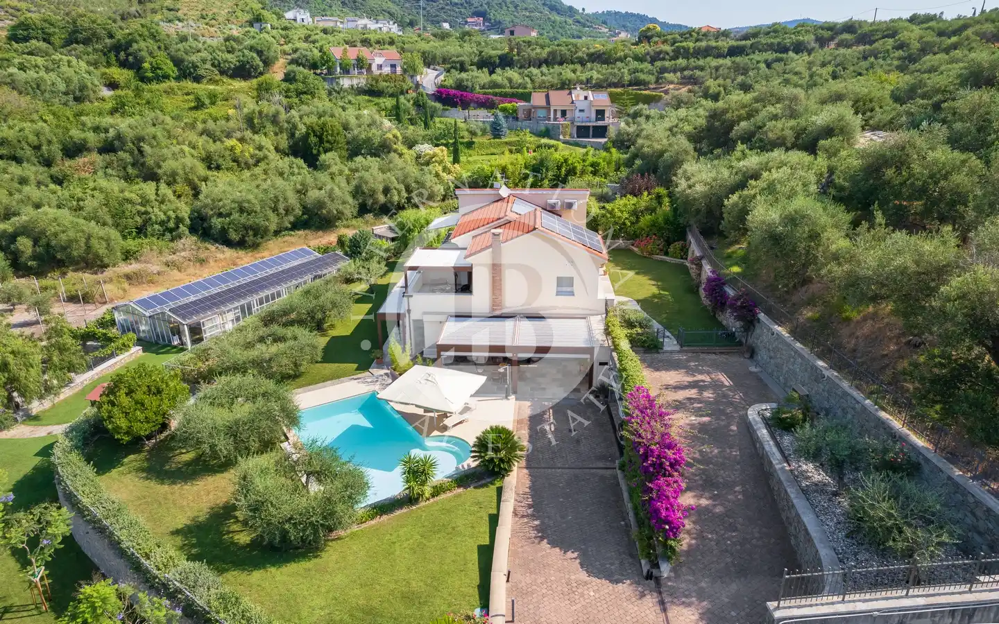 Villa Ristrutturata In Classe A4 Con Domotica, Piscina E Garage A Pochi Km Dal Mare