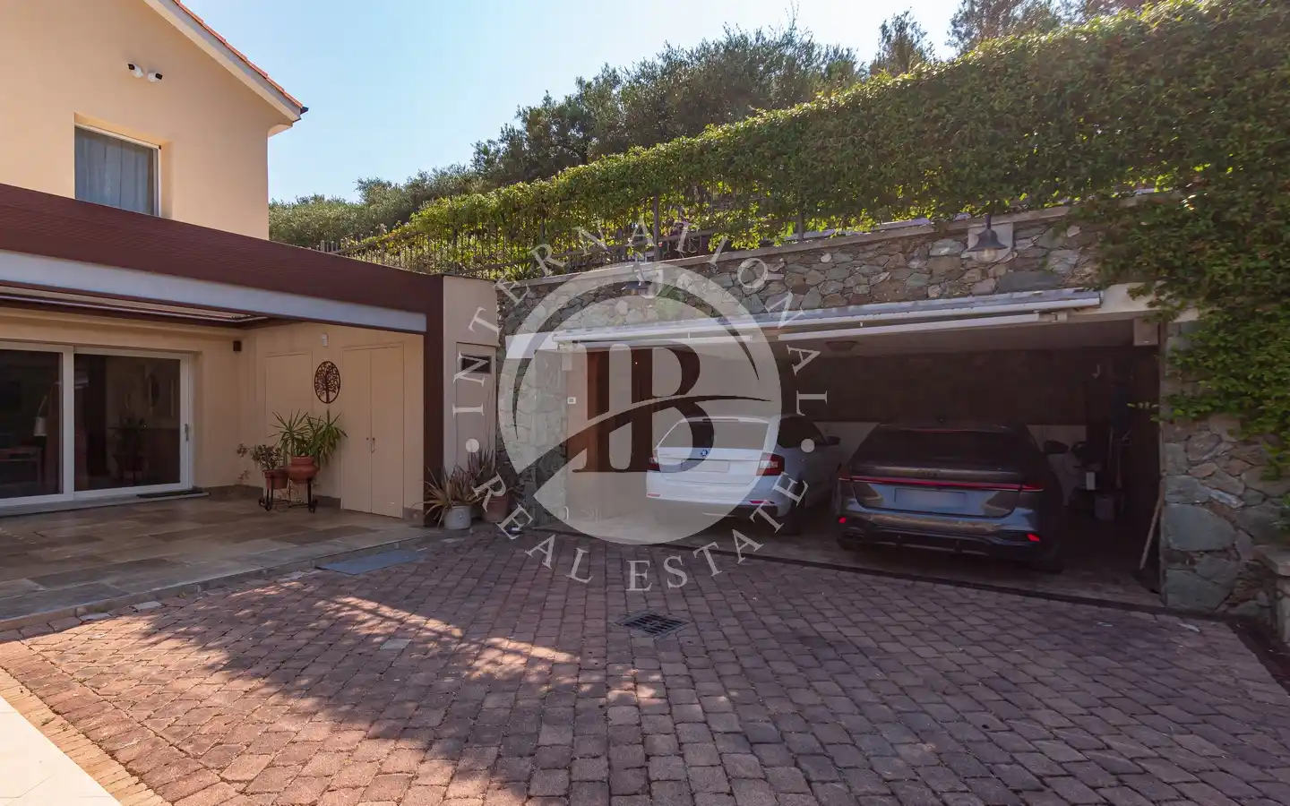 Villa Ristrutturata In Classe A4 Con Domotica, Piscina E Garage A Pochi Km Dal Mare