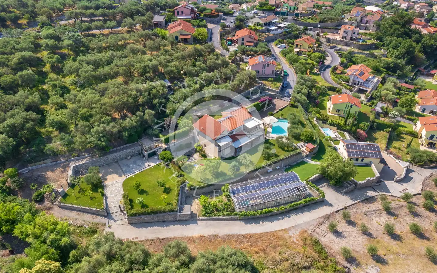 Villa Ristrutturata In Classe A4 Con Domotica, Piscina E Garage A Pochi Km Dal Mare