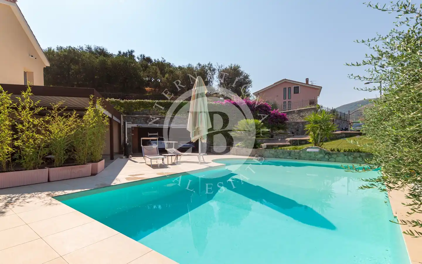 Villa Ristrutturata In Classe A4 Con Domotica, Piscina E Garage A Pochi Km Dal Mare
