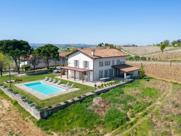 IB 872 Villa ristrutturata con piscina a Nizza Monferrato