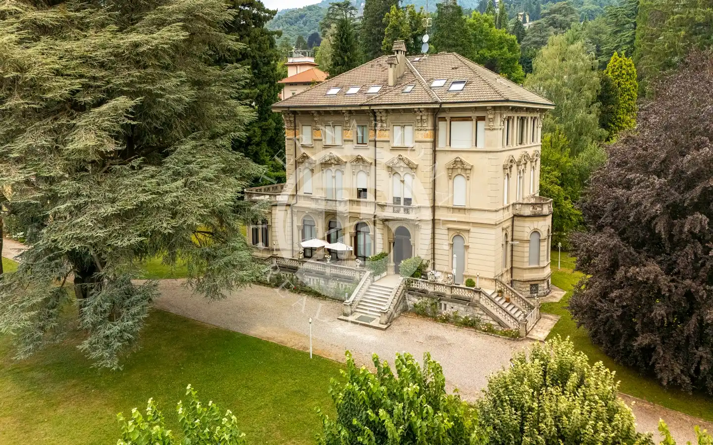 Prestigiosa Residenza In Villa Del 1900 Con Parco Secolare – Varese