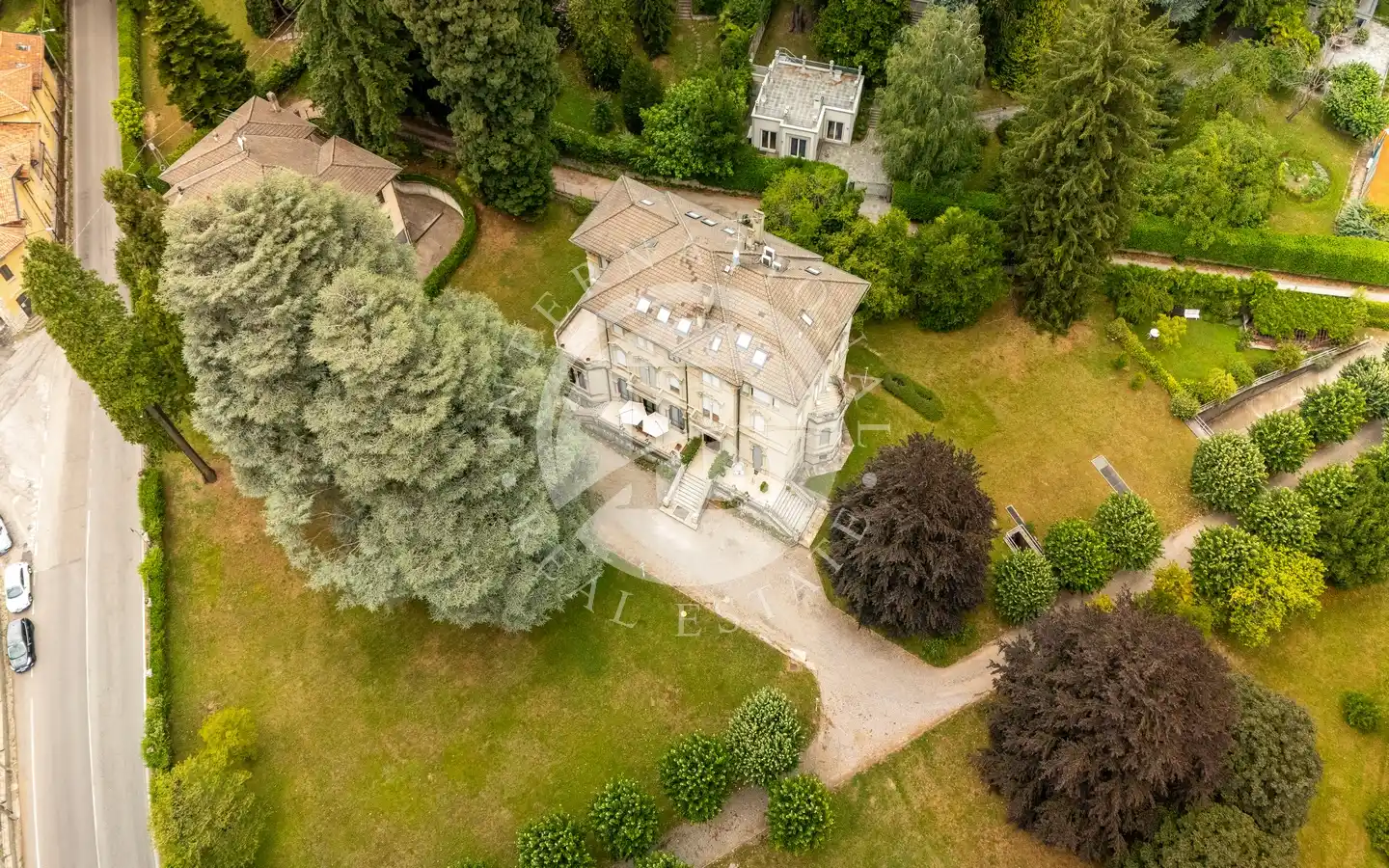 Prestigiosa Residenza In Villa Del 1900 Con Parco Secolare – Varese